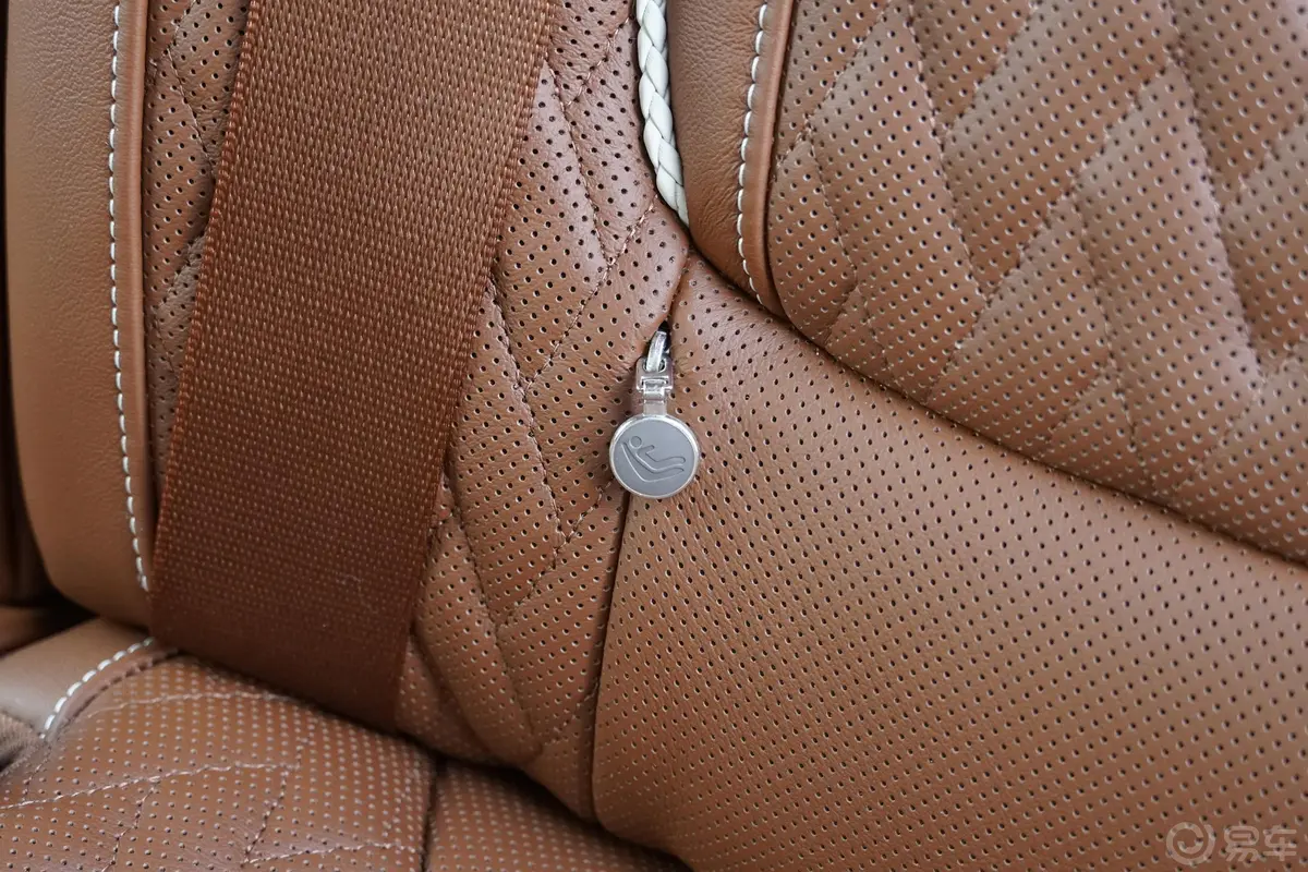 宝马7系750Li xDrive V8 M运动套装儿童座椅接口