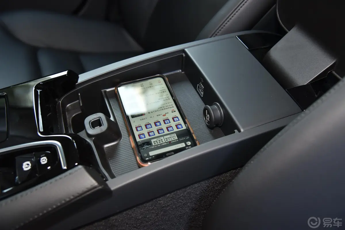 沃尔沃S60新能源T8 四驱 智逸豪华版前排扶手箱储物格