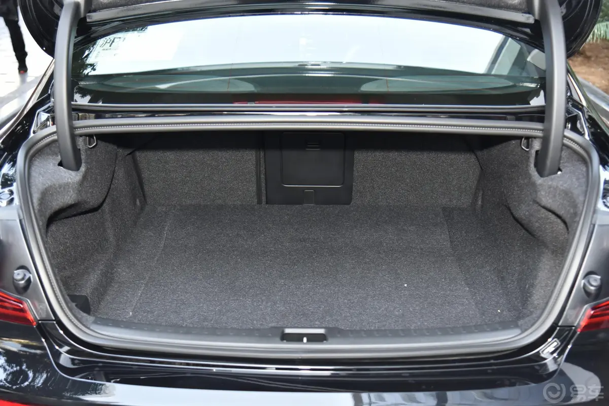 沃尔沃S60T5 智雅运动版后备厢空间特写
