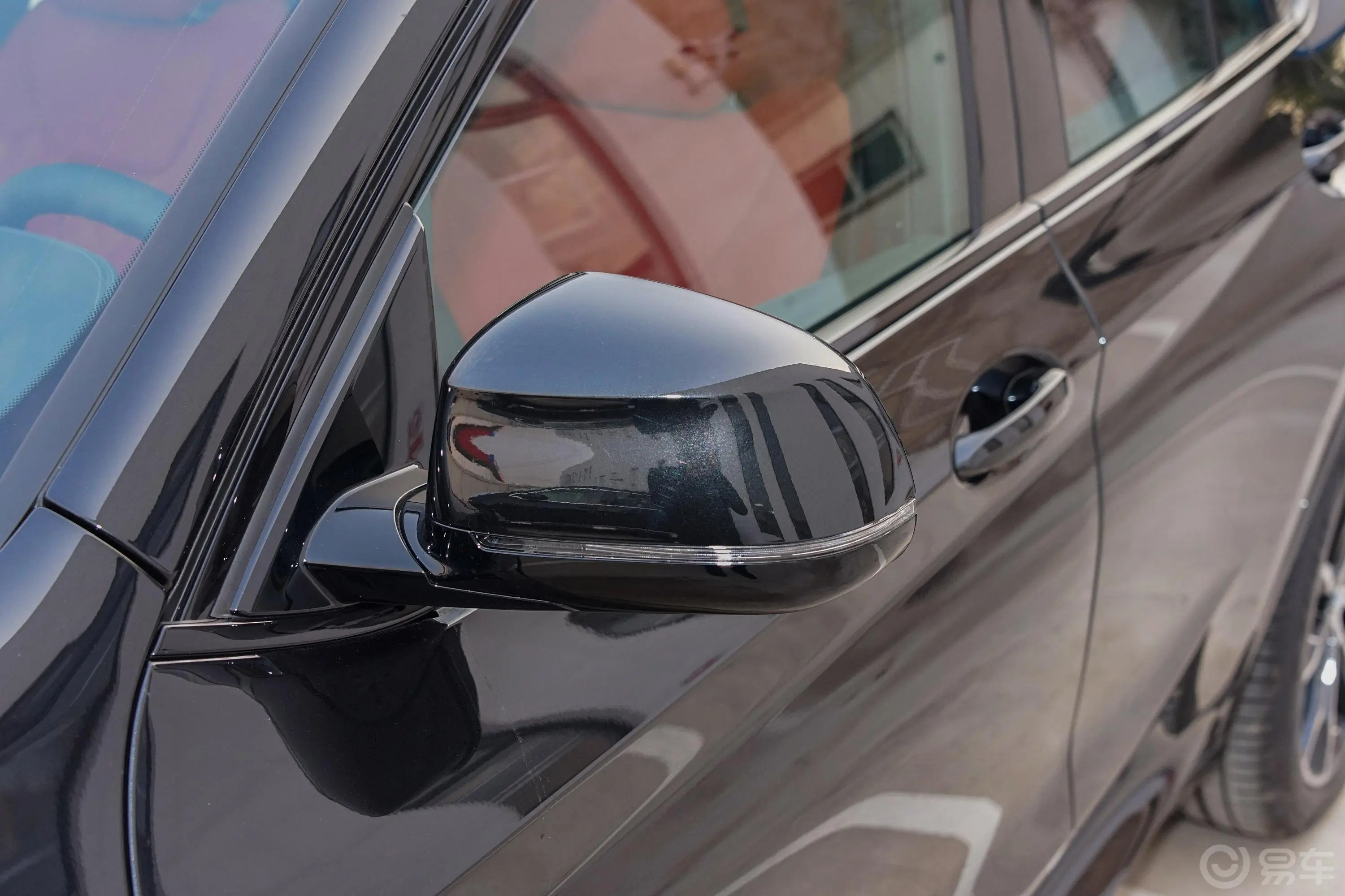 宝马X4xDrive25i 黑骑士限量版主驾驶后视镜背面