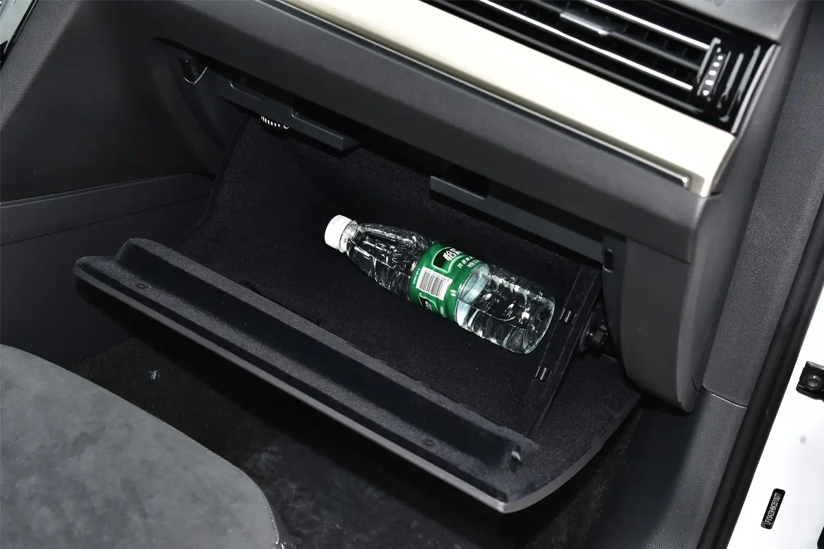 一汽-大众CC330TSI 双离合 华颜版 国V手套箱空间水瓶横置