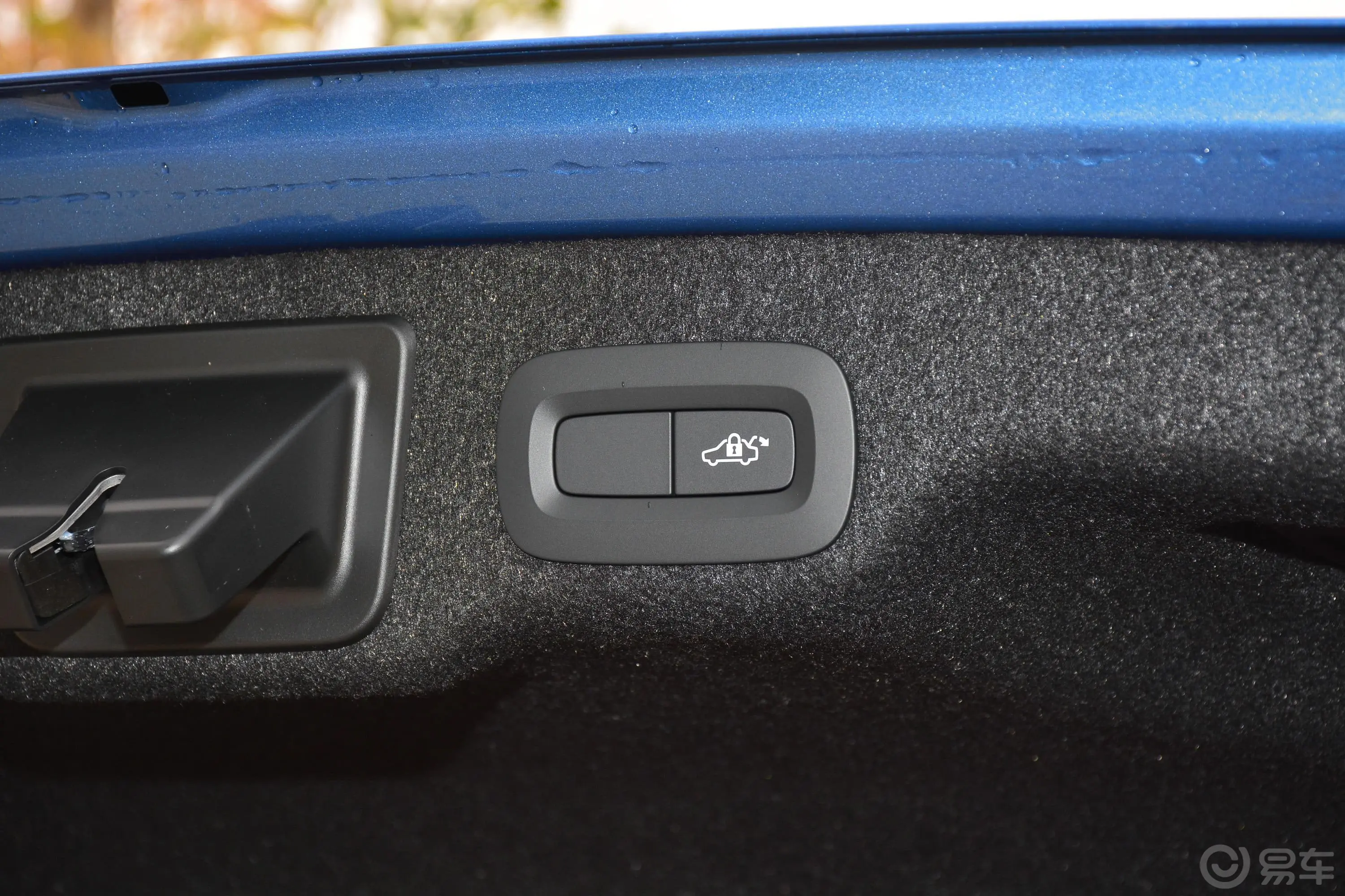 沃尔沃S90T5 智远运动版电动尾门按键（手动扶手）