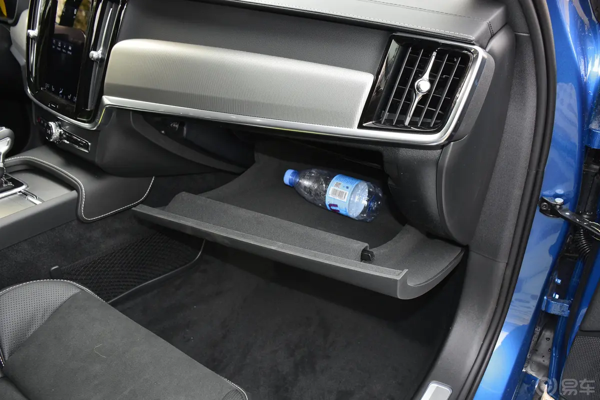 沃尔沃S90T5 智远运动版手套箱空间水瓶横置