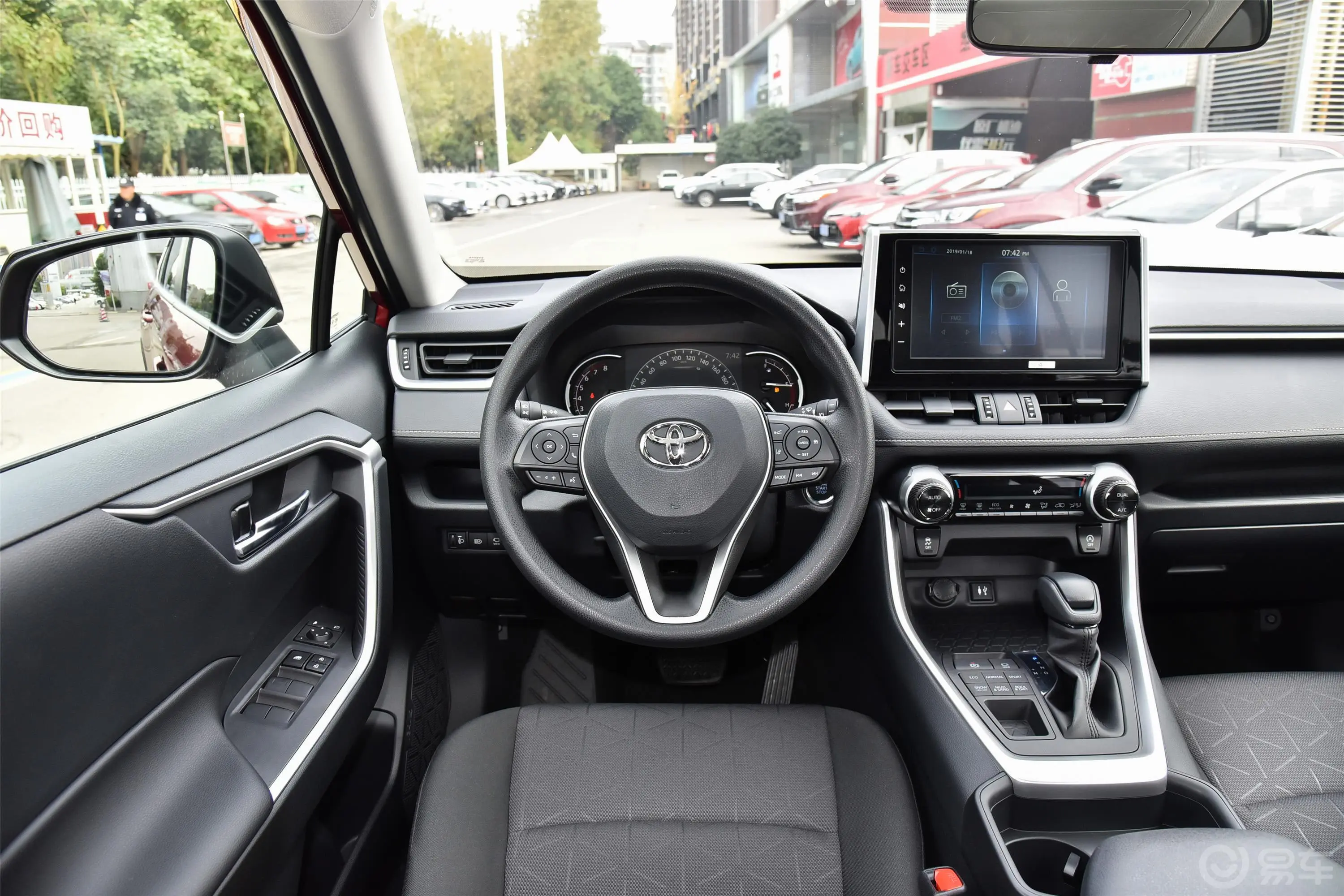 RAV4荣放2.0L CVT 四驱 风尚版驾驶位区域