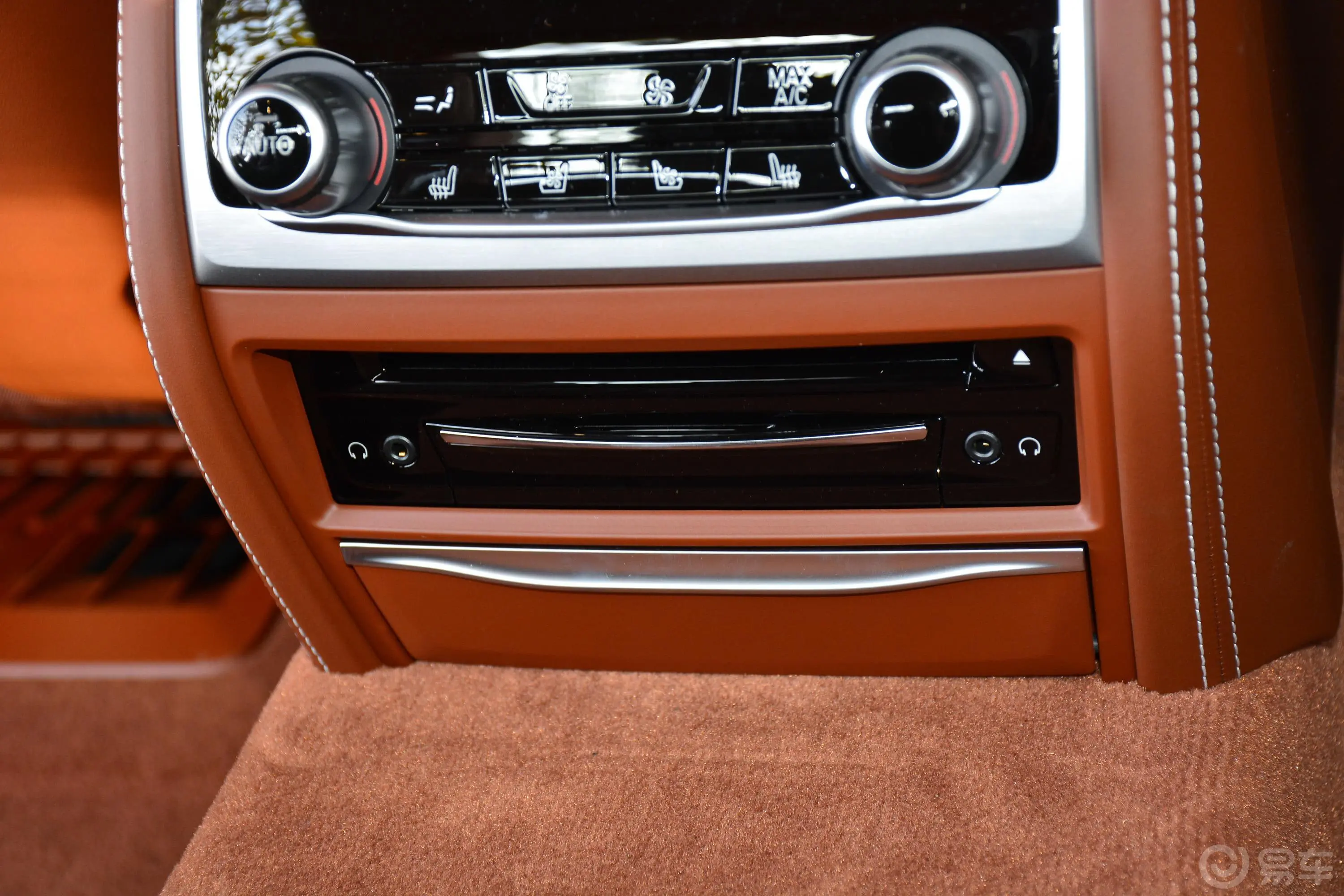 宝马7系750Li xDrive V8 豪华套装空间