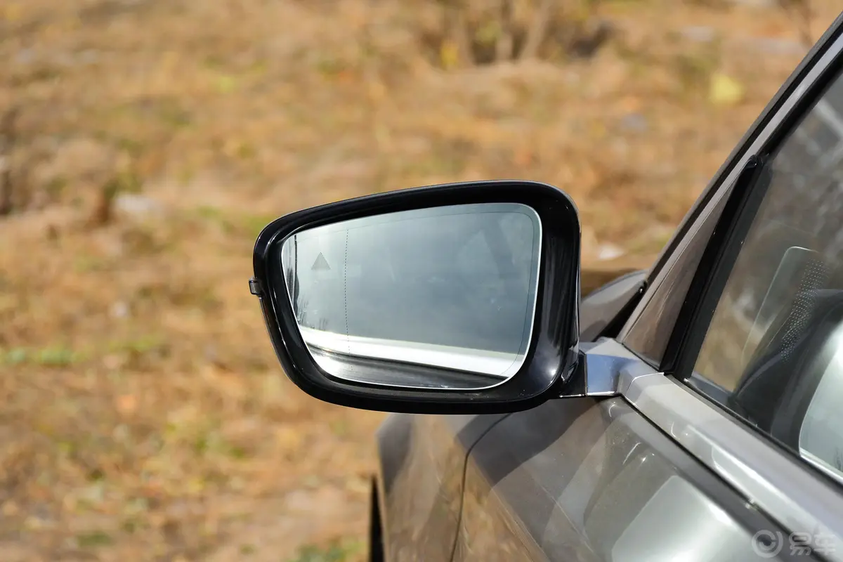 宝马7系750Li xDrive V8 豪华套装后视镜镜面