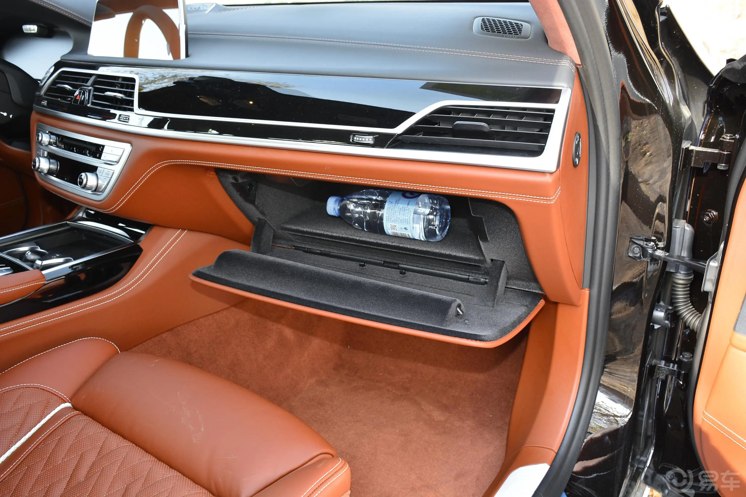 宝马7系750Li xDrive V8 豪华套装手套箱空间水瓶横置