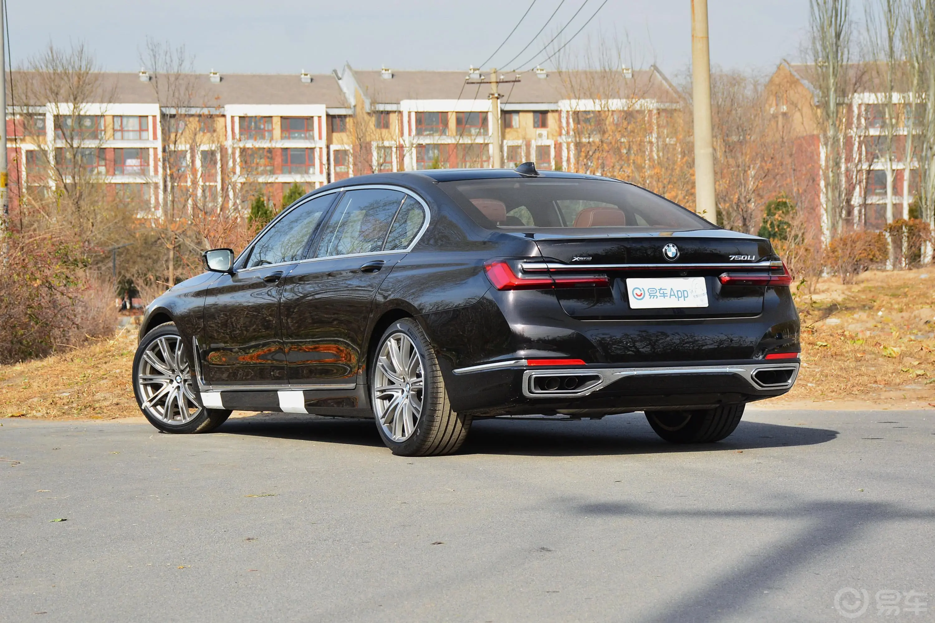 宝马7系750Li xDrive V8 豪华套装侧后45度车头向左水平