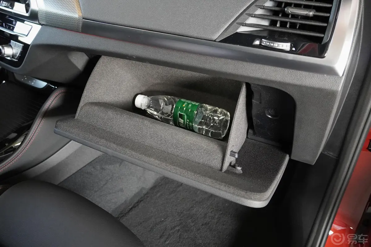 宝马X4xDrive30i M运动套装手套箱空间水瓶横置