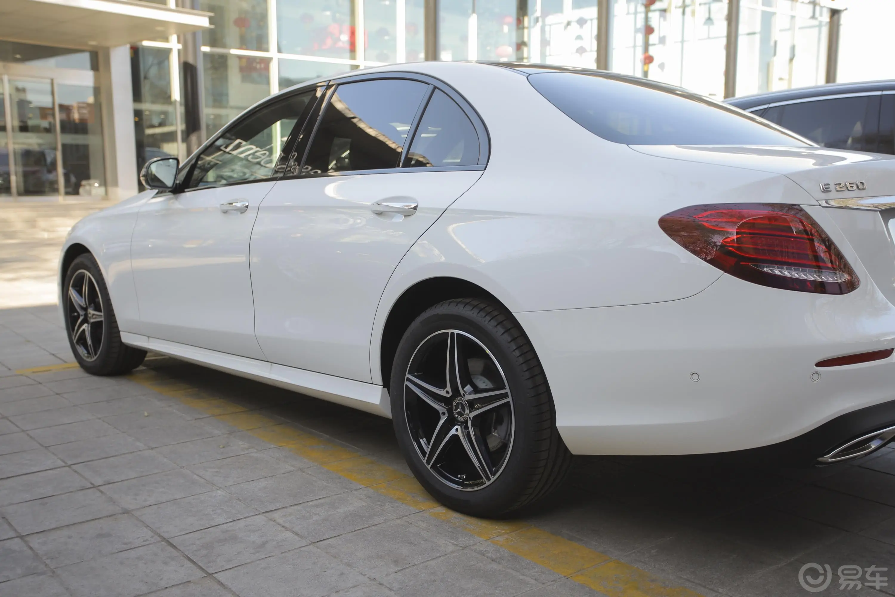 奔驰E级(进口)E 260 4MATIC 运动版外观