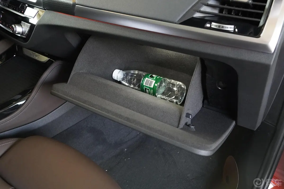 宝马X4xDrive25i M越野套装手套箱空间水瓶横置