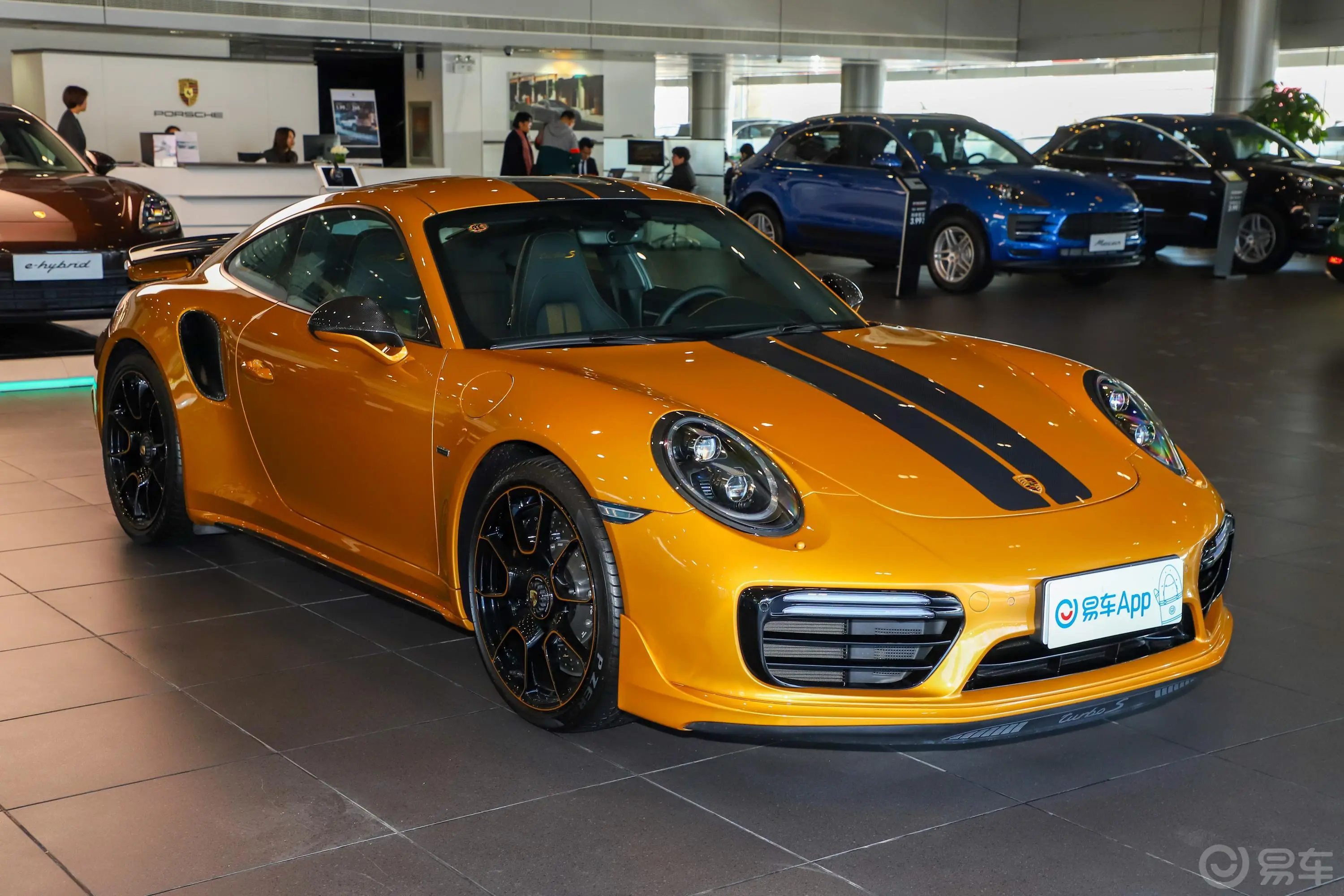 保时捷911Turbo S 3.8T侧前45度车头向右水平