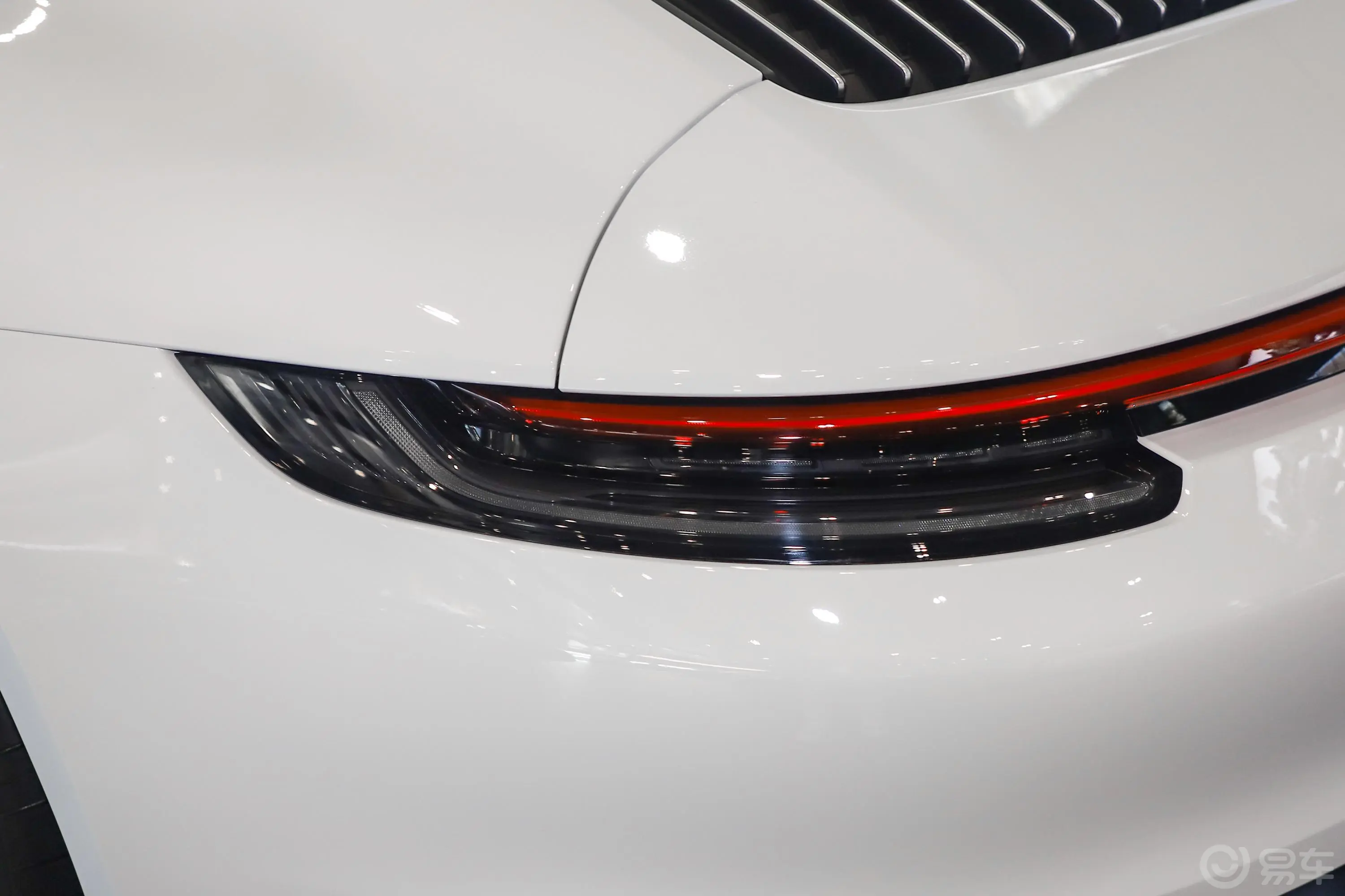 保时捷911Carrera 4 3.0T尾灯侧45度俯拍