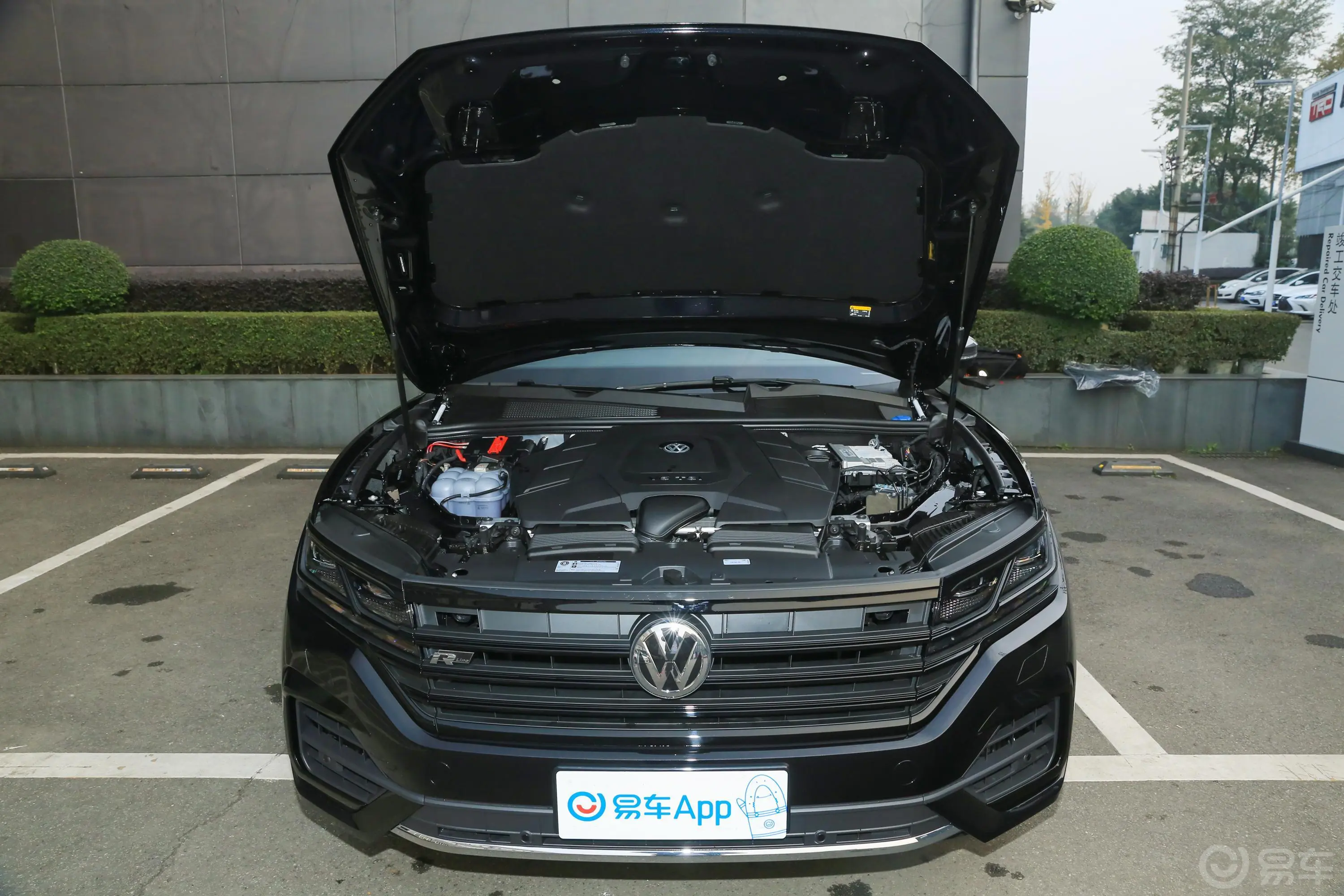 途锐3.0TSI 百万纪念版 国VI发动机舱整体