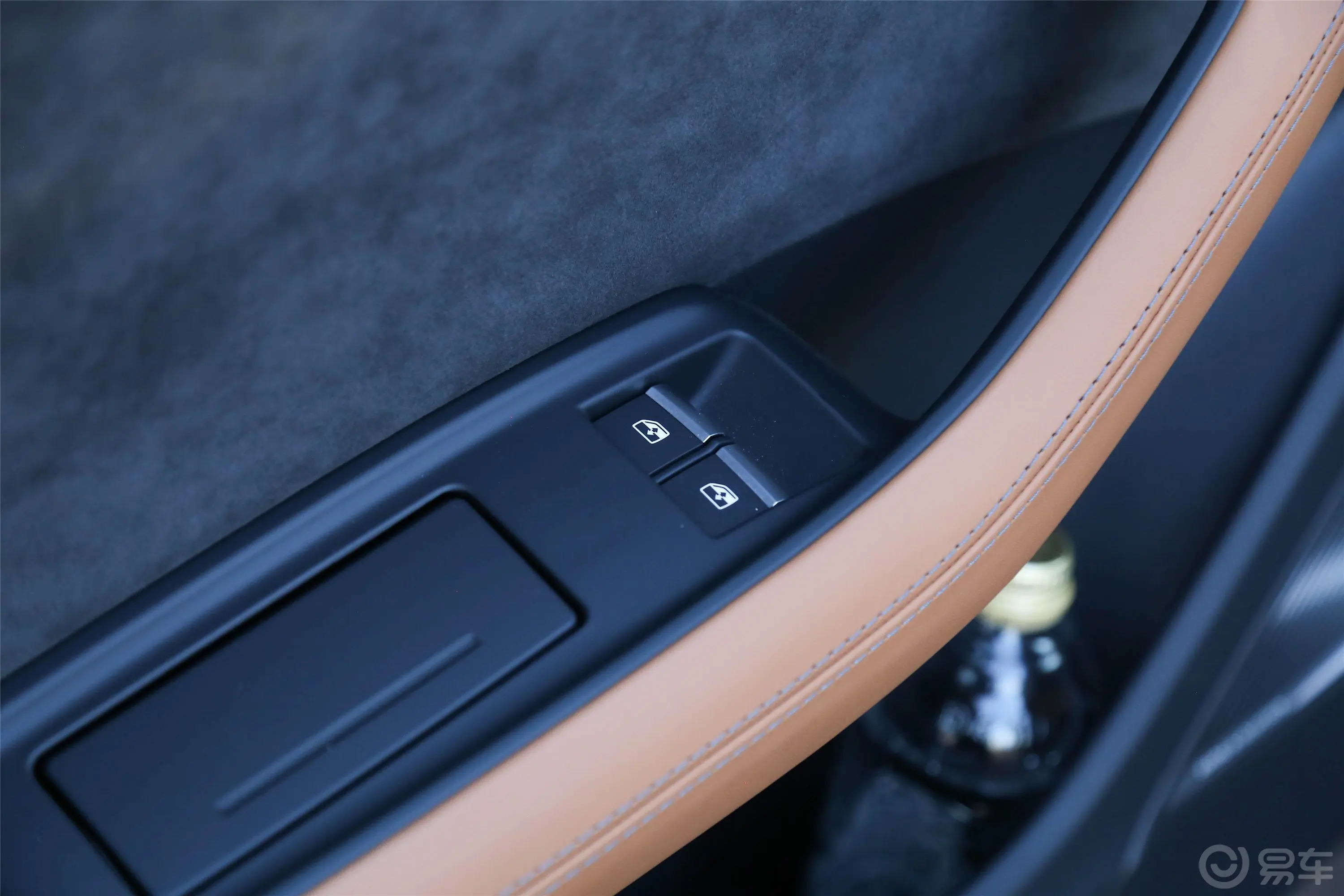 奥迪RS Q8RS Q8 4.0T 尊享版后车窗调节