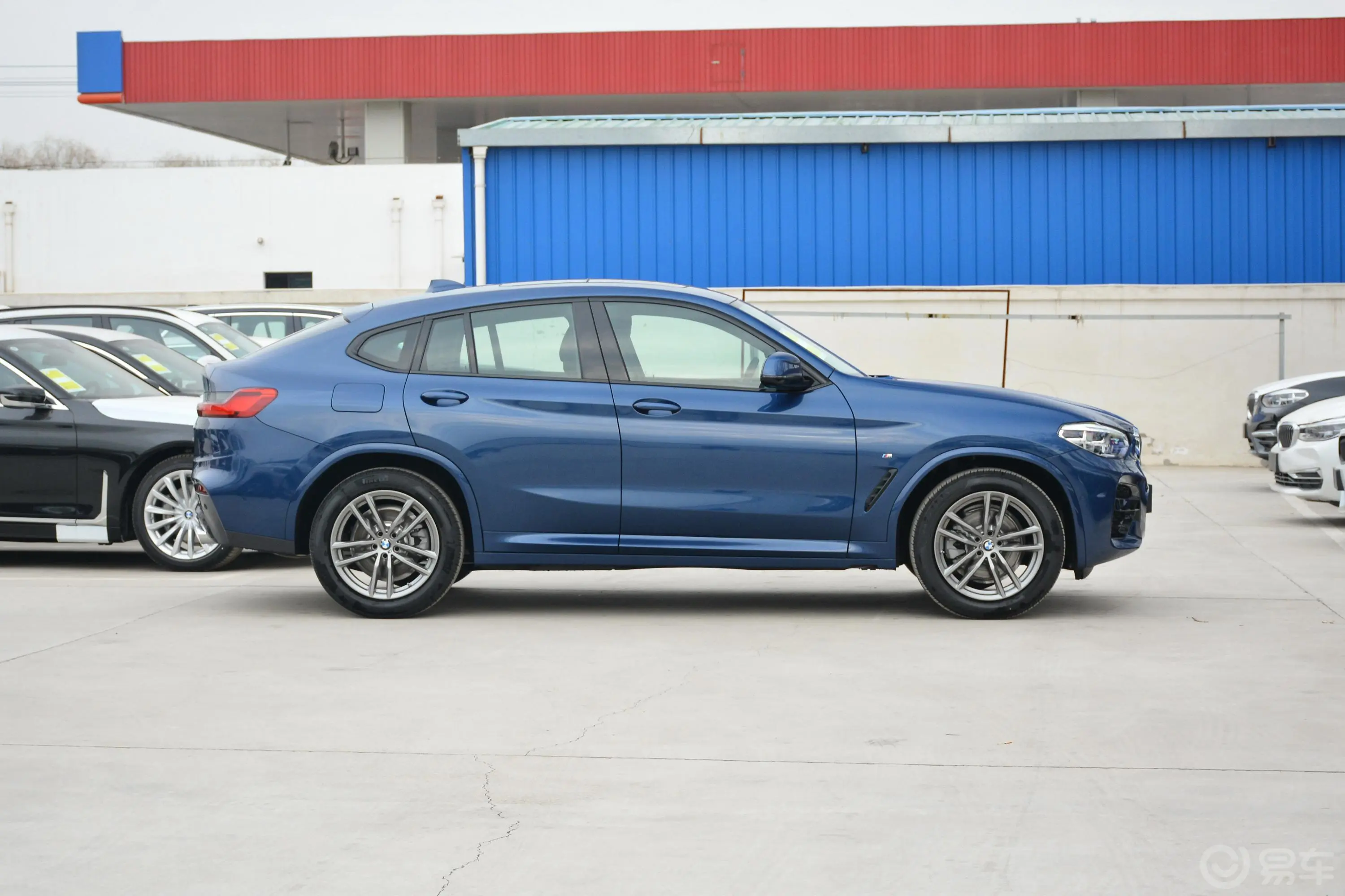 宝马X4xDrive25i M运动套装正侧车头向右水平