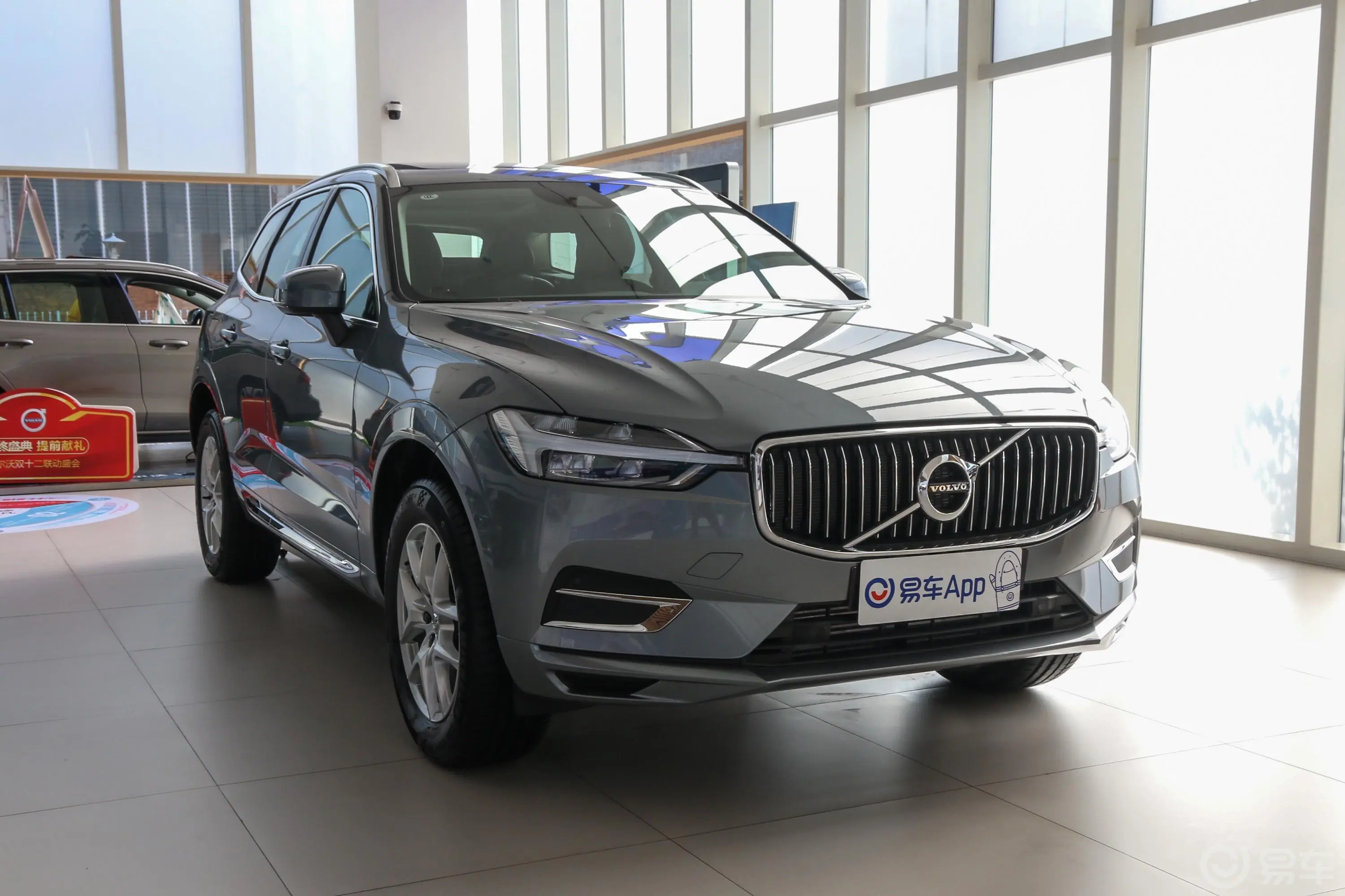 沃尔沃XC60T4 两驱 智行豪华版侧前45度车头向右水平