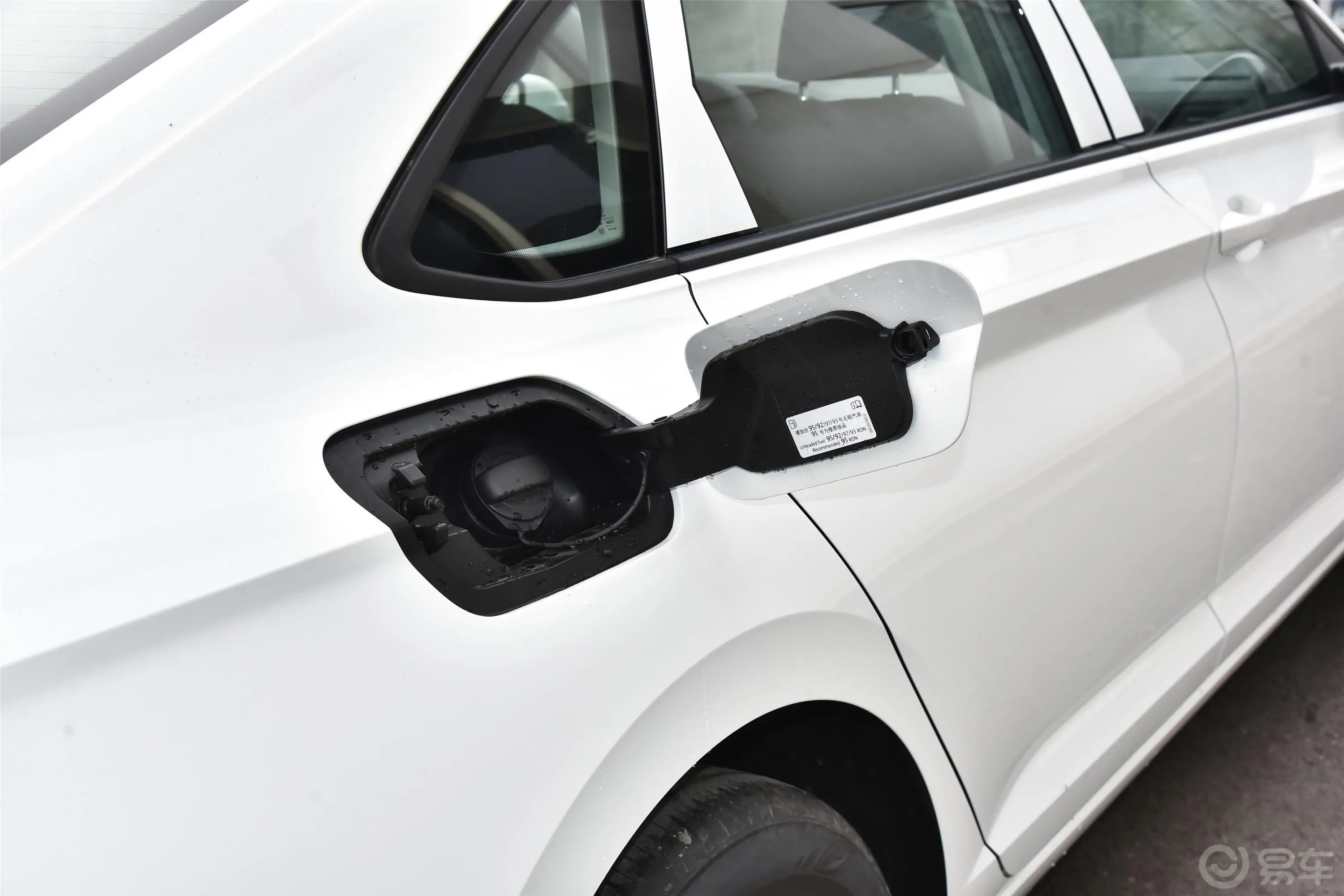 速腾200TSI 手动 时尚型 国V加油口