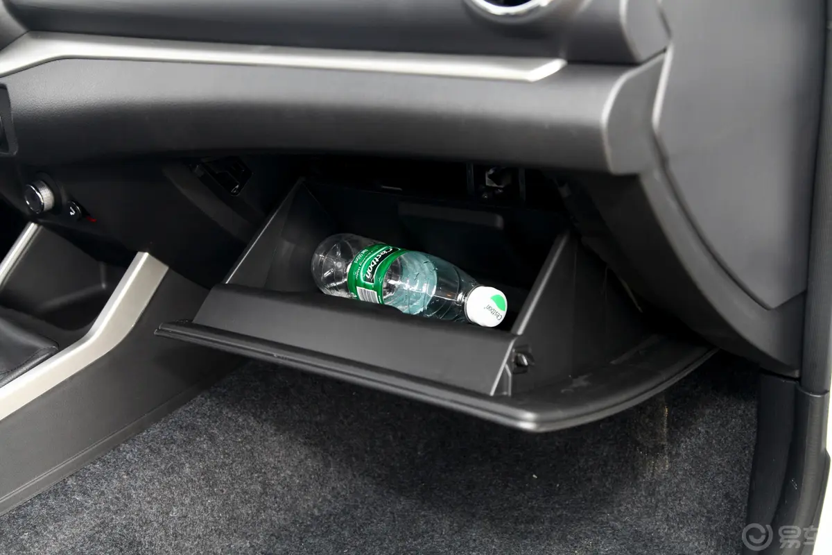 锐骐标箱 2.4L 手动 四驱 标准版 汽油 国V手套箱空间水瓶横置