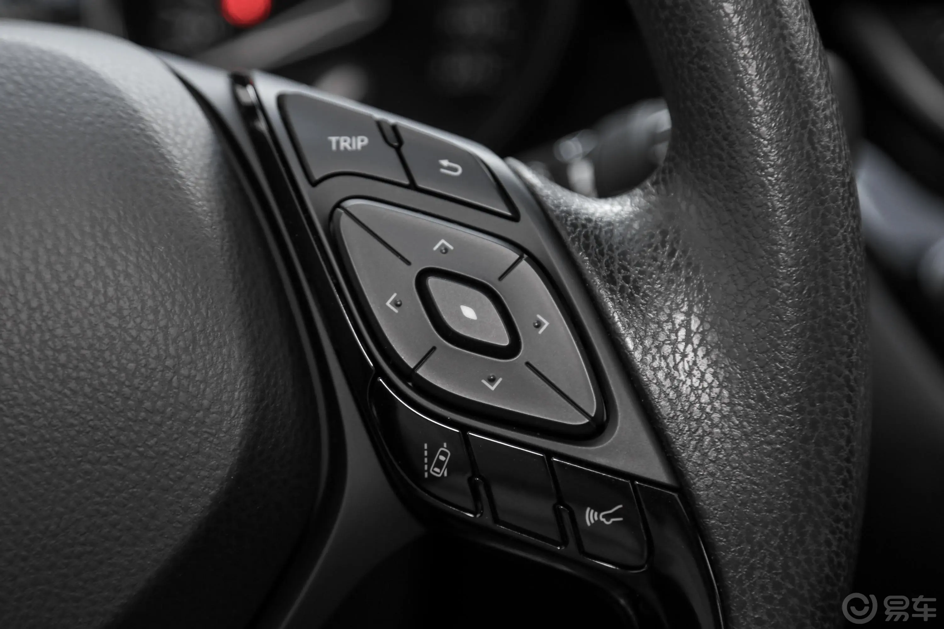 丰田C-HR2.0L CVT 舒适版右侧方向盘功能按键