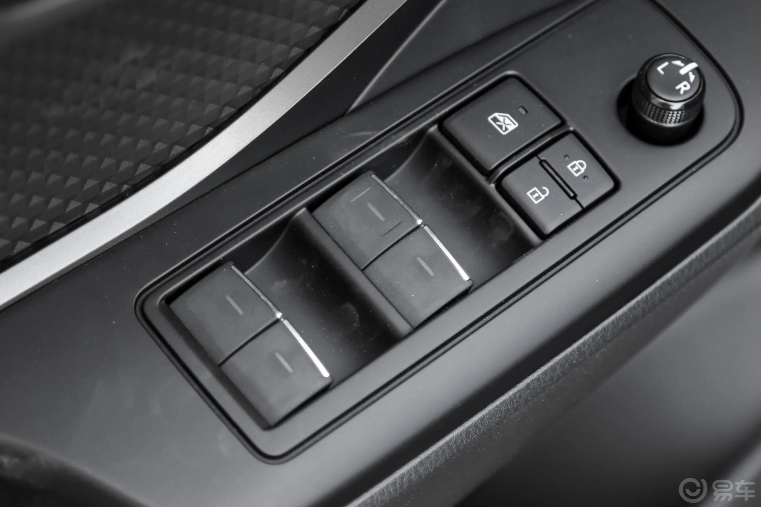 丰田C-HR2.0L CVT 舒适版车窗调节整体