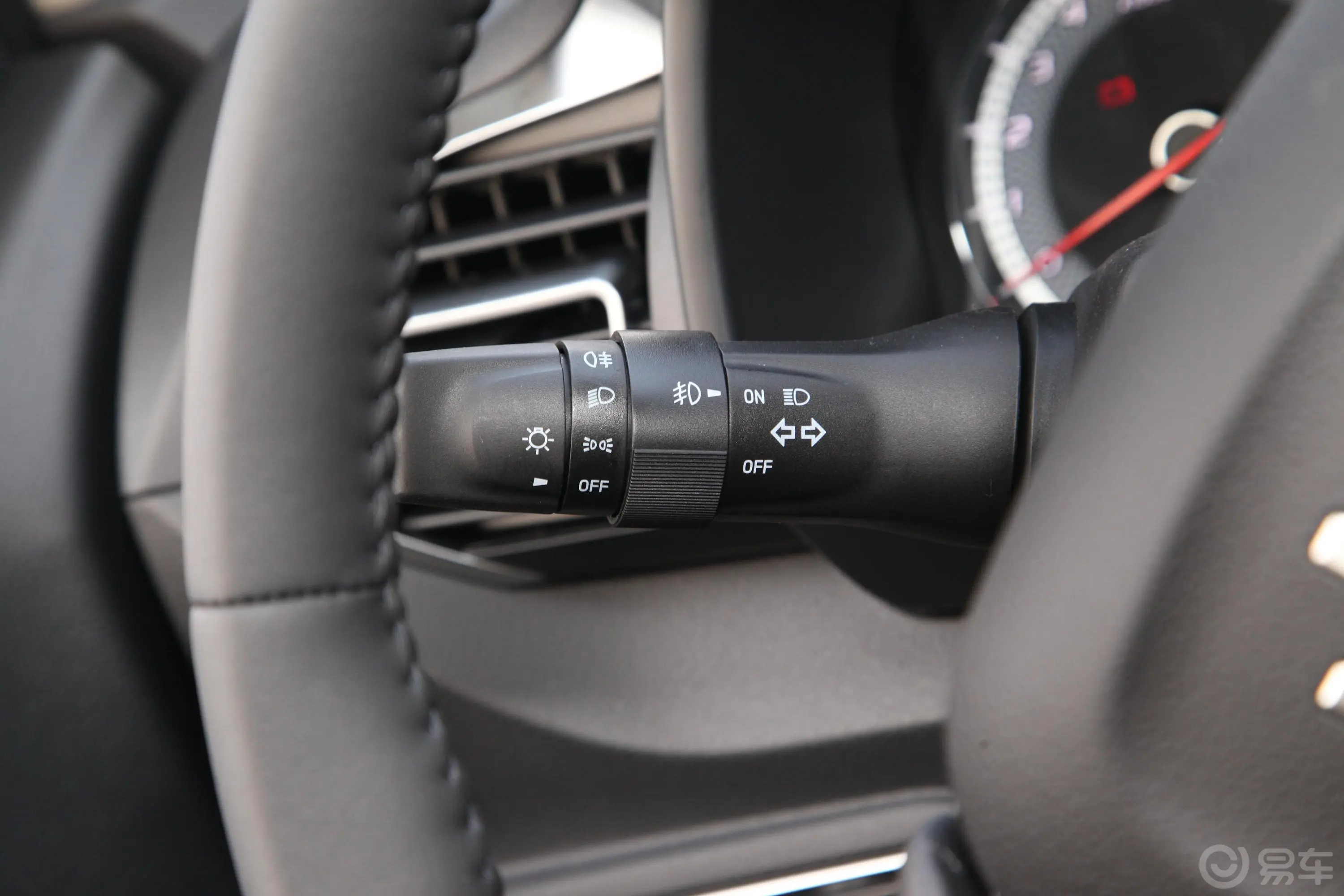 瑞迈S加长版 2.4T 手动 两驱 领航版 汽油 国VI灯光控制区