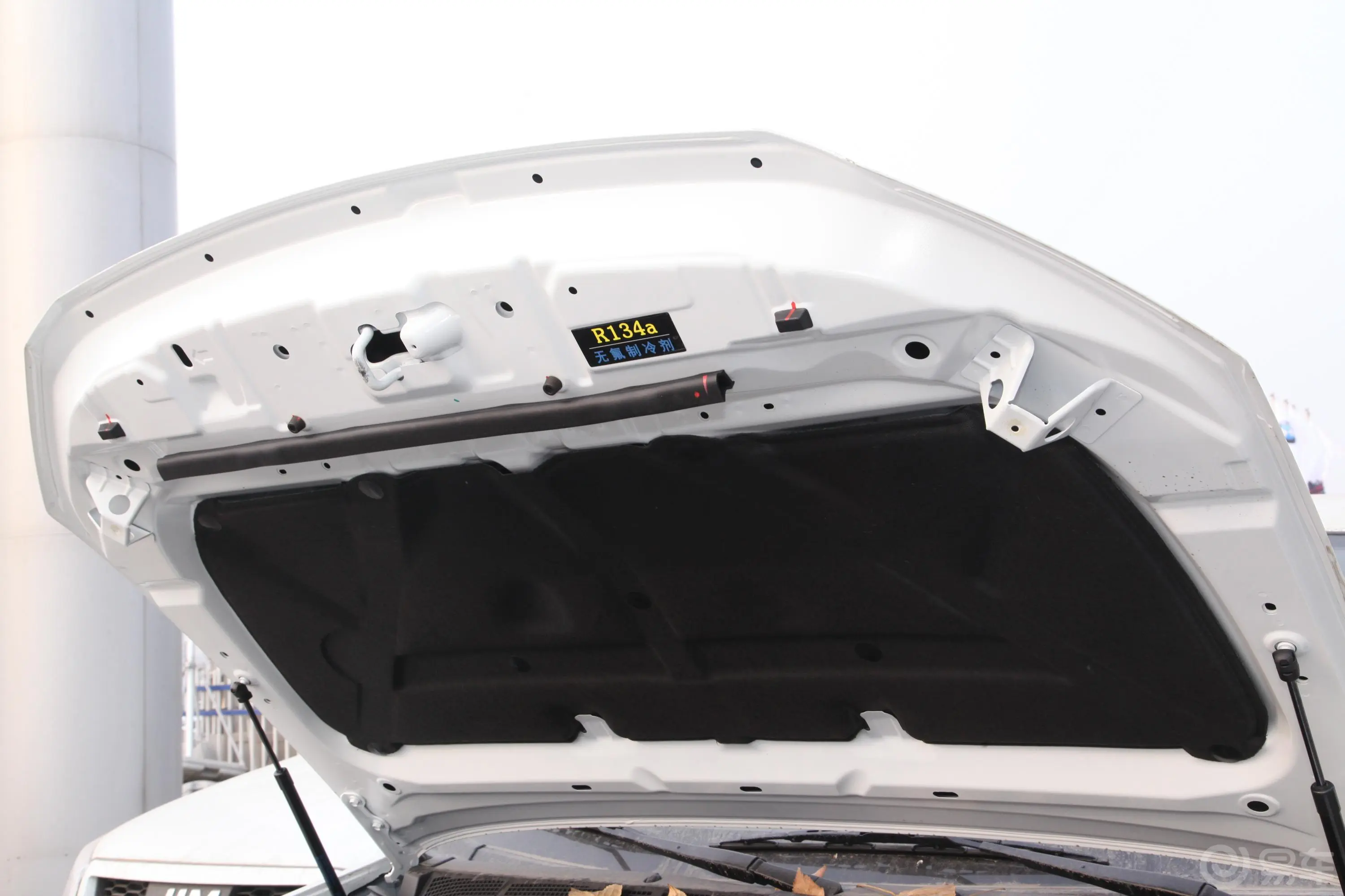 瑞迈S加长版 2.4T 手动 两驱 领航版 汽油 国VI发动机舱盖内侧
