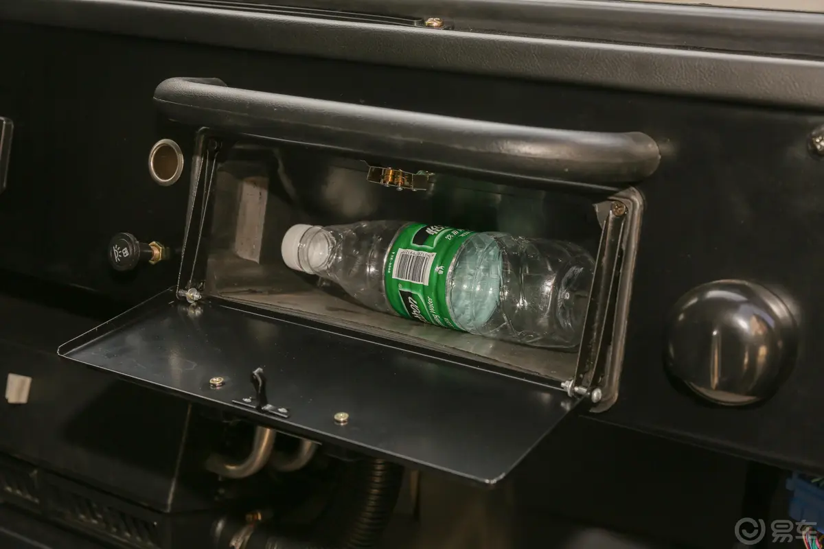 2121.5T 手动 方门 汽油 国VI手套箱空间水瓶横置