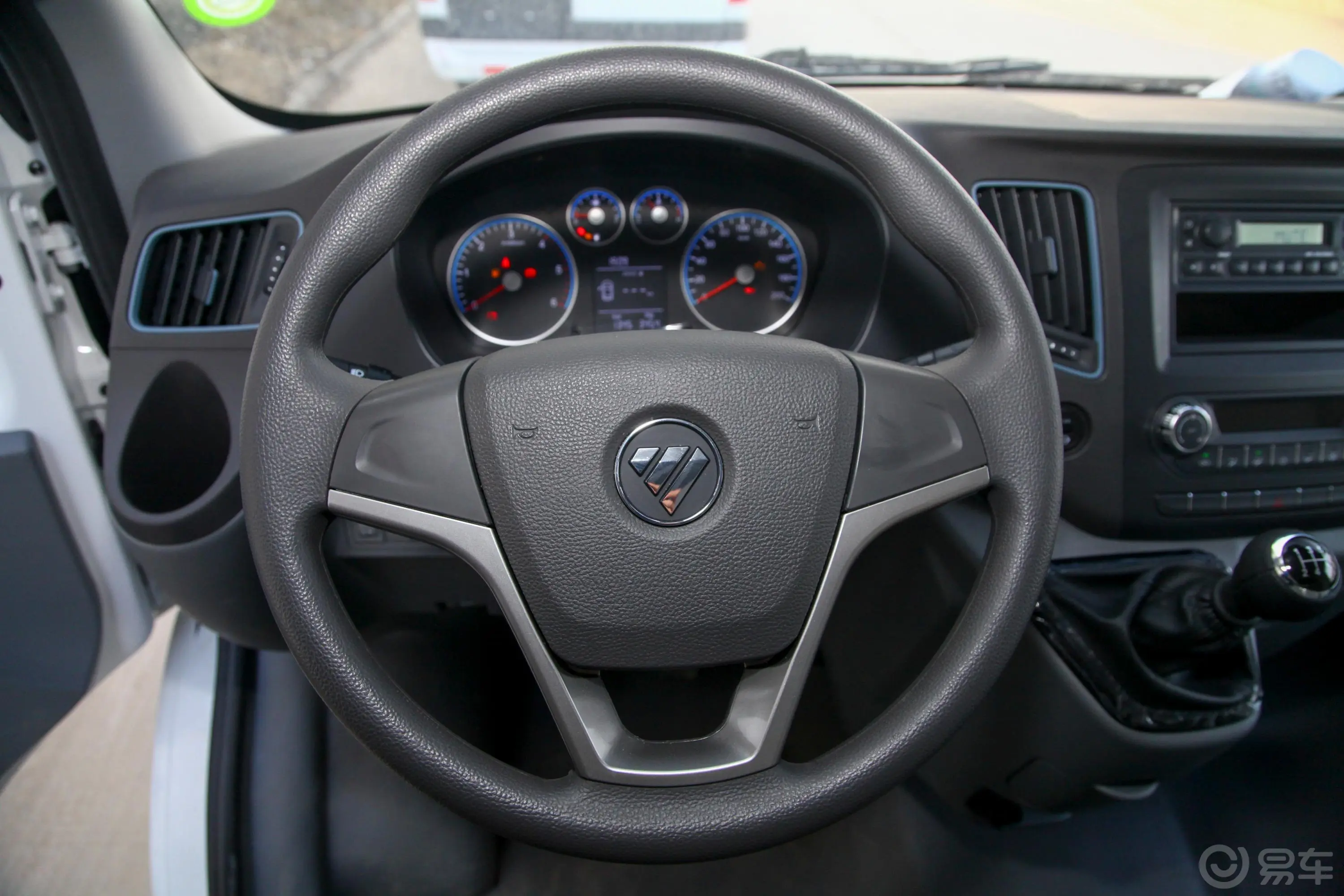 图雅诺2.8L 手动 两驱 短轴 平顶盲窗版 3座 柴油方向盘