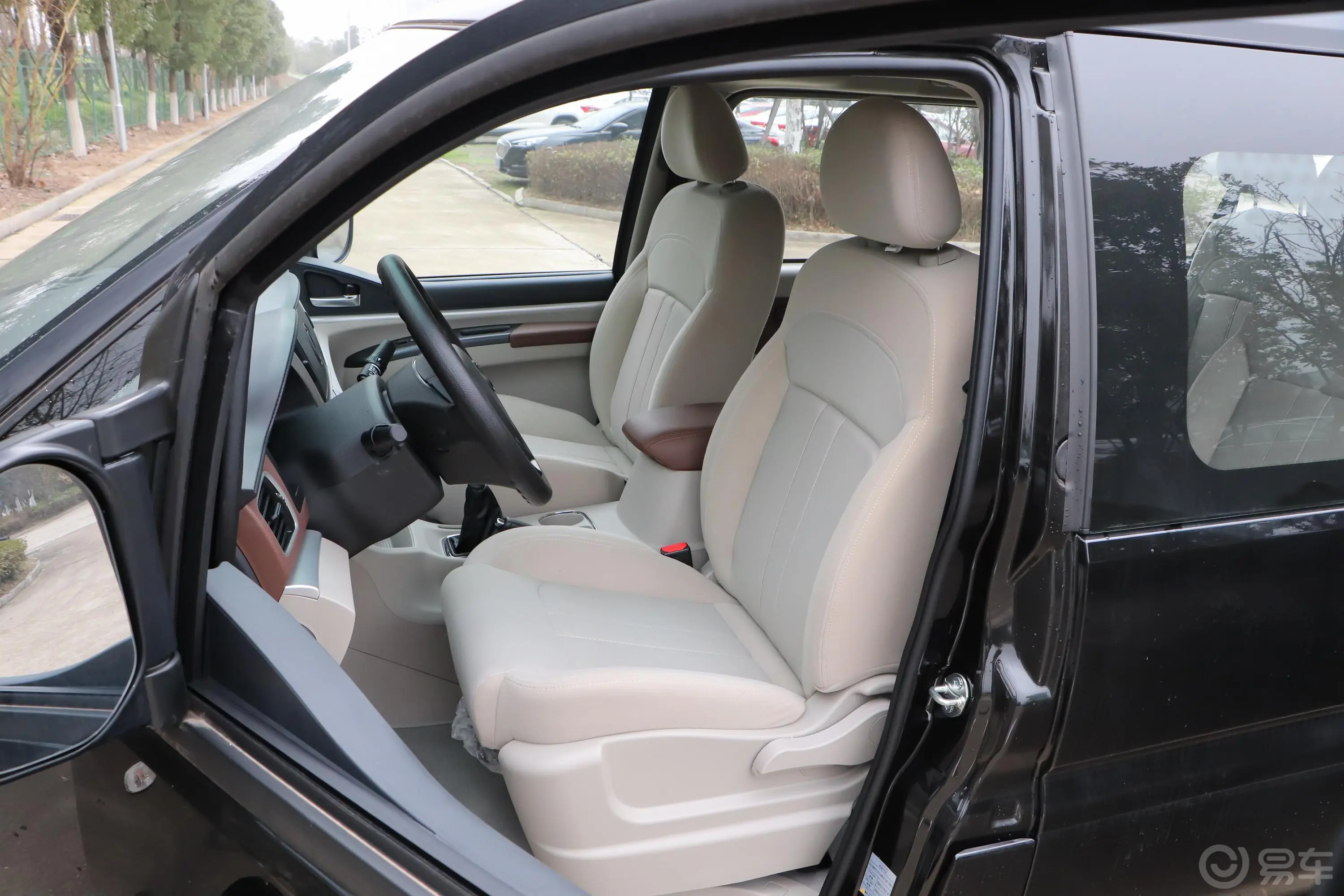 菱智M5L 2.0L 手动 舒适版 9座 国V驾驶员座椅