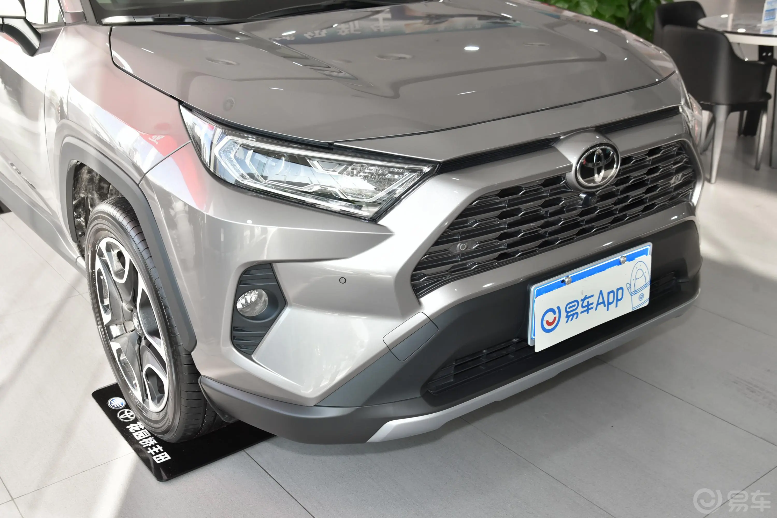 RAV4荣放2.0L CVT 四驱 尊贵版前格栅侧俯拍