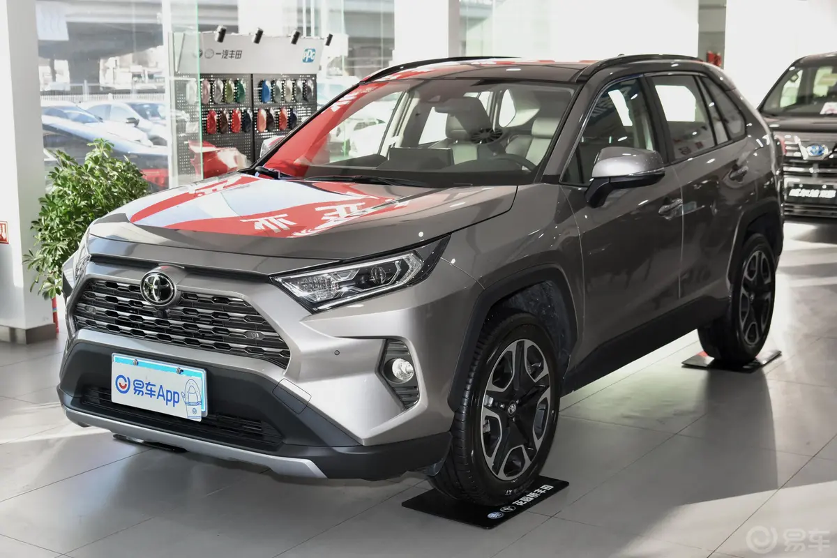 RAV4荣放2.0L CVT 四驱 尊贵版侧前45度车头向左水平