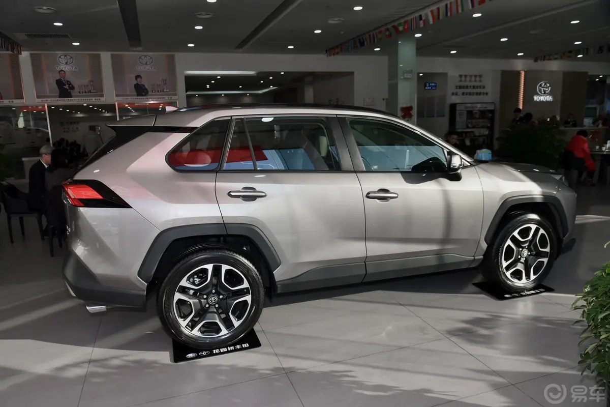 RAV4荣放2.0L CVT 四驱 尊贵版正侧车头向右水平