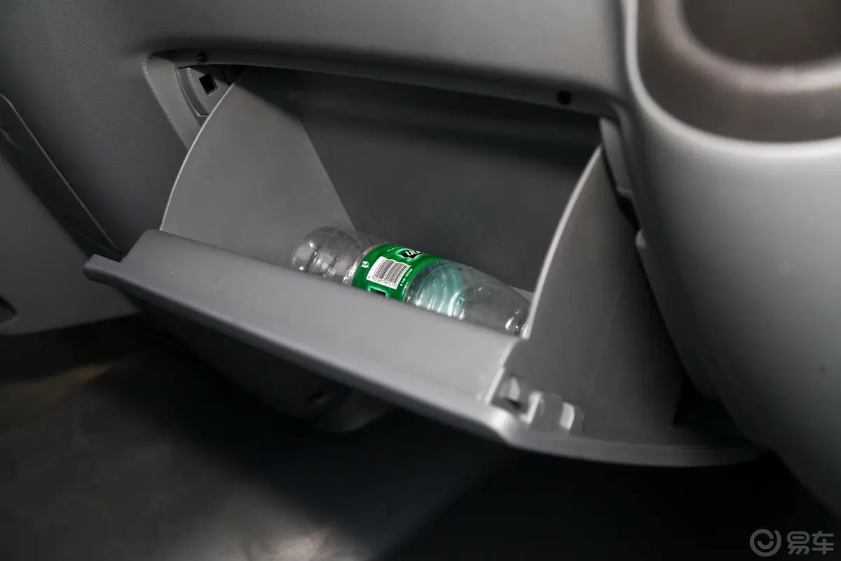 图雅诺E5 2.8T 手动 两驱 厢货版手套箱空间水瓶横置