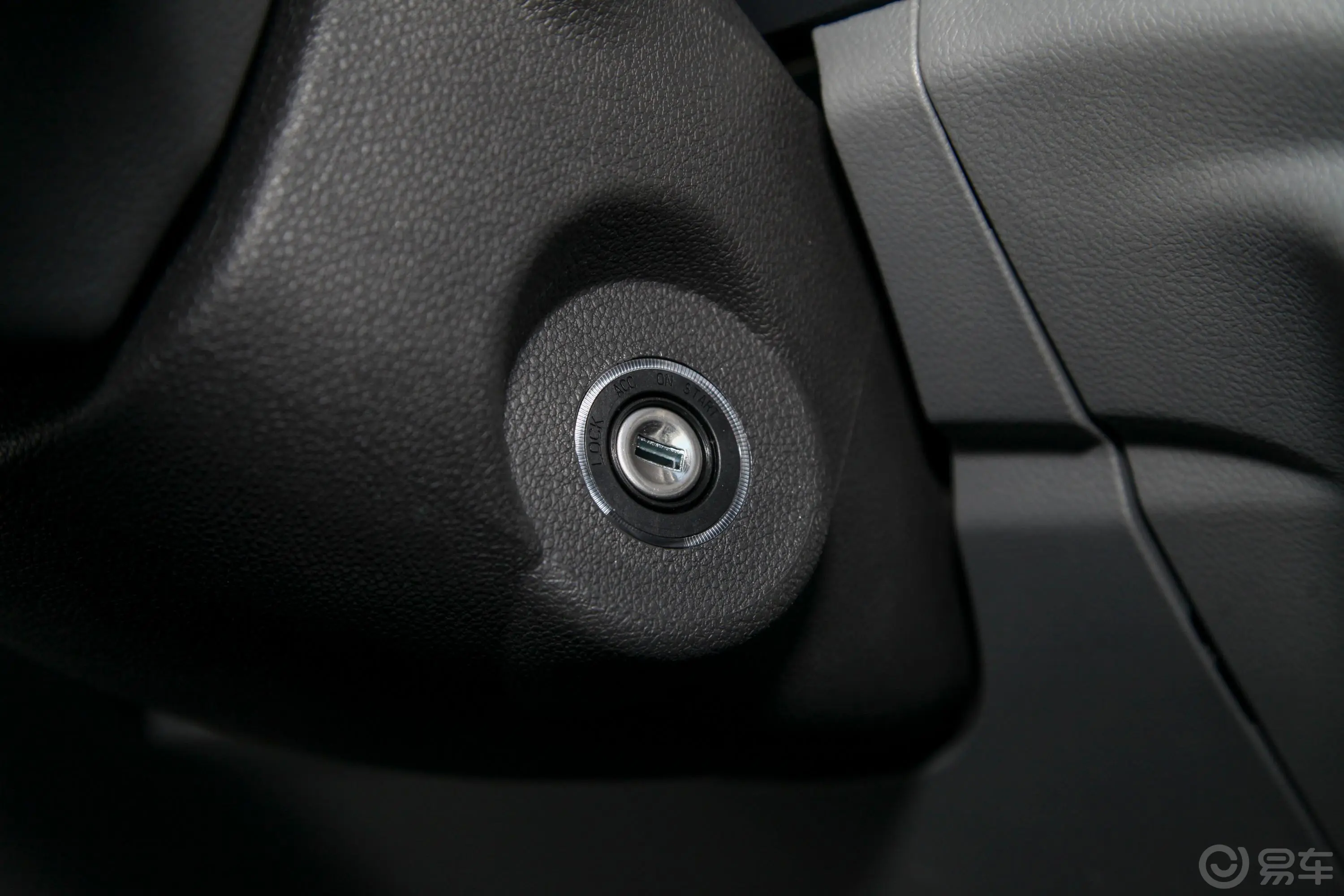 图雅诺E5 2.8T 手动 两驱 厢货版钥匙孔或一键启动按键