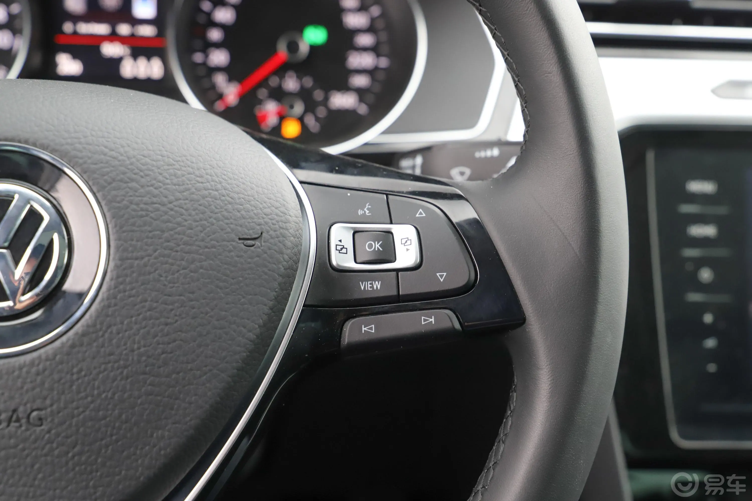 迈腾GTE 插电混动1.4T 双离合 尊贵型右侧方向盘功能按键