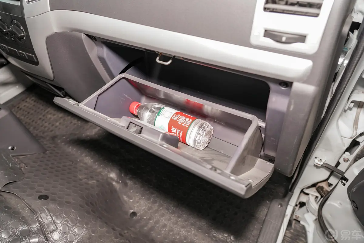 金旅海狮EV厢式运输车 XML5036XXYEVL03手套箱空间水瓶横置
