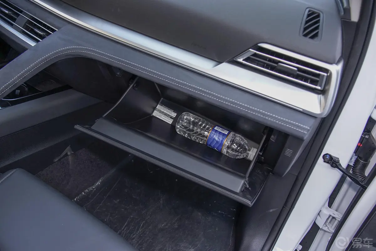 宋Pro新能源EV 高功率版尊贵型手套箱空间水瓶横置