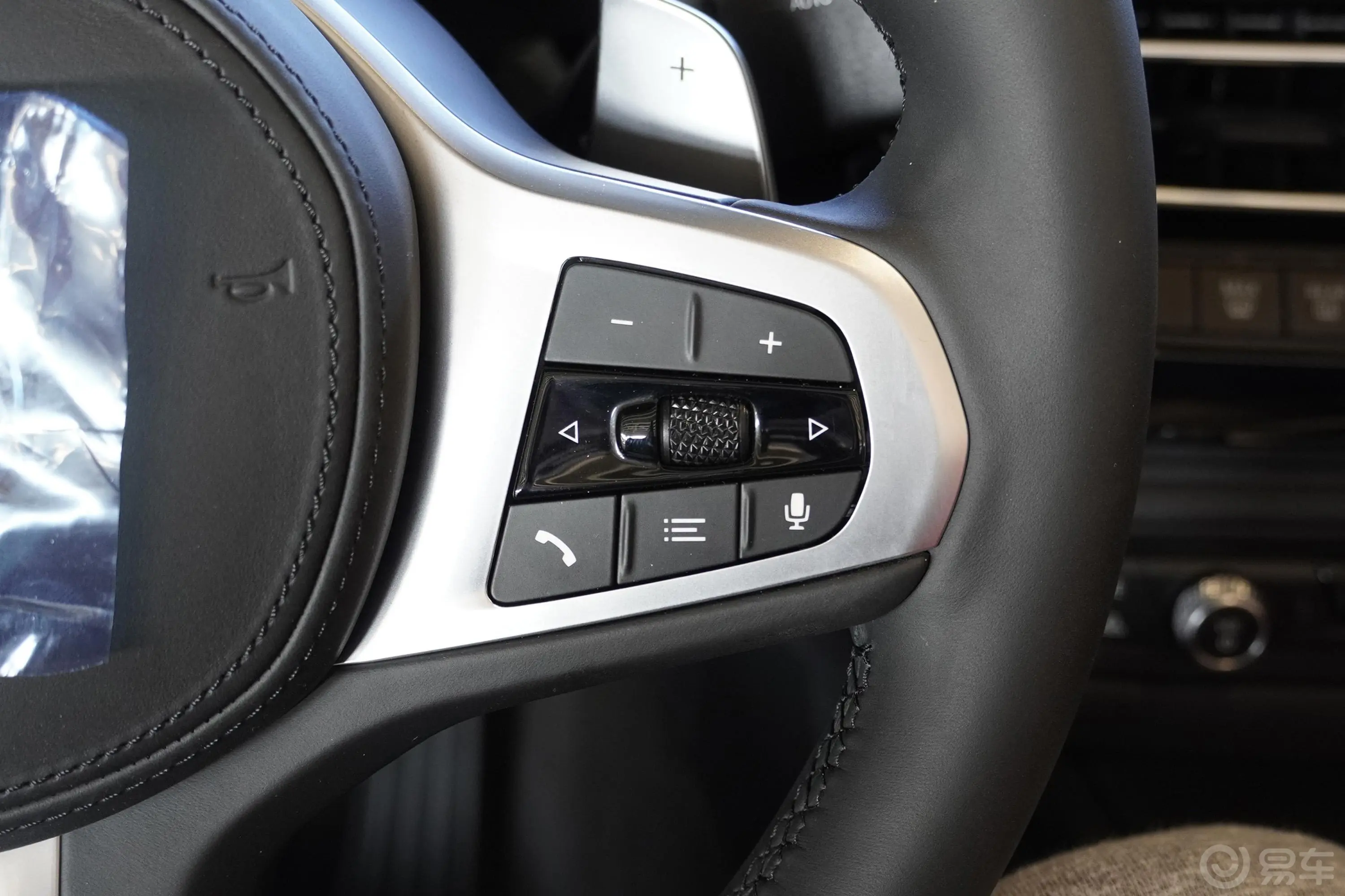 宝马Z4sDrive25i 银霜限量版右侧方向盘功能按键