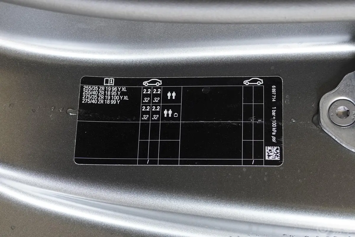 宝马Z4sDrive25i 银霜限量版胎压信息铭牌
