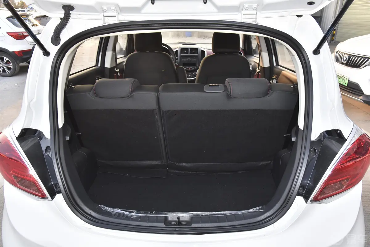 奔奔EV改款 EV360 时尚版后备厢空间特写