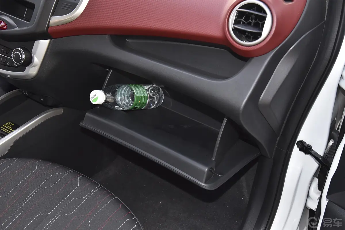 奔奔EV改款 EV360 时尚版手套箱空间水瓶横置