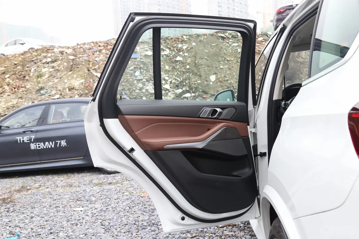 宝马X5(进口)xDrive40i 尊享型 M运动套装驾驶员侧后车门