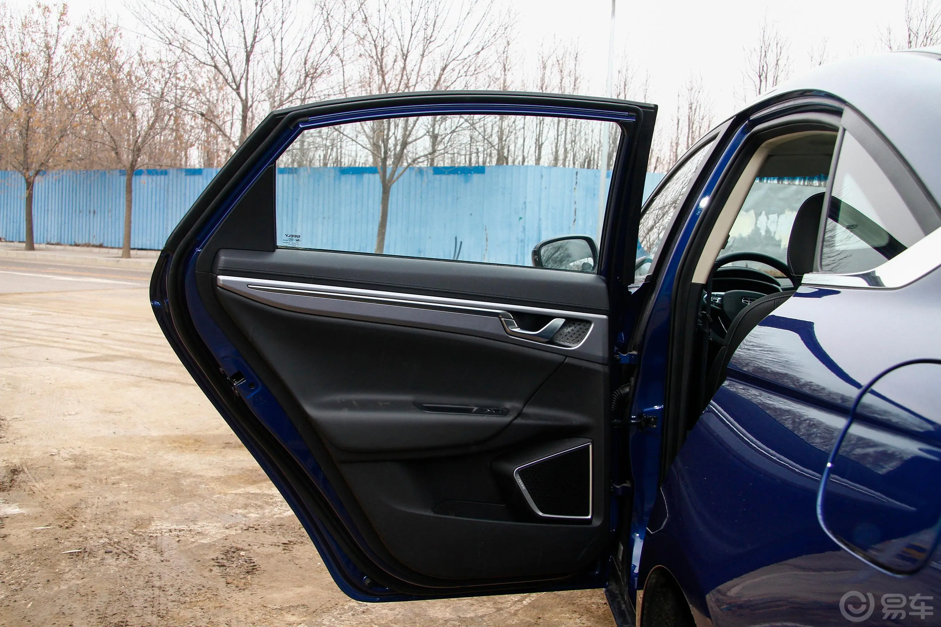 帝豪GL1.5TD 双离合 尊贵智享型 48V轻混版驾驶员侧后车门