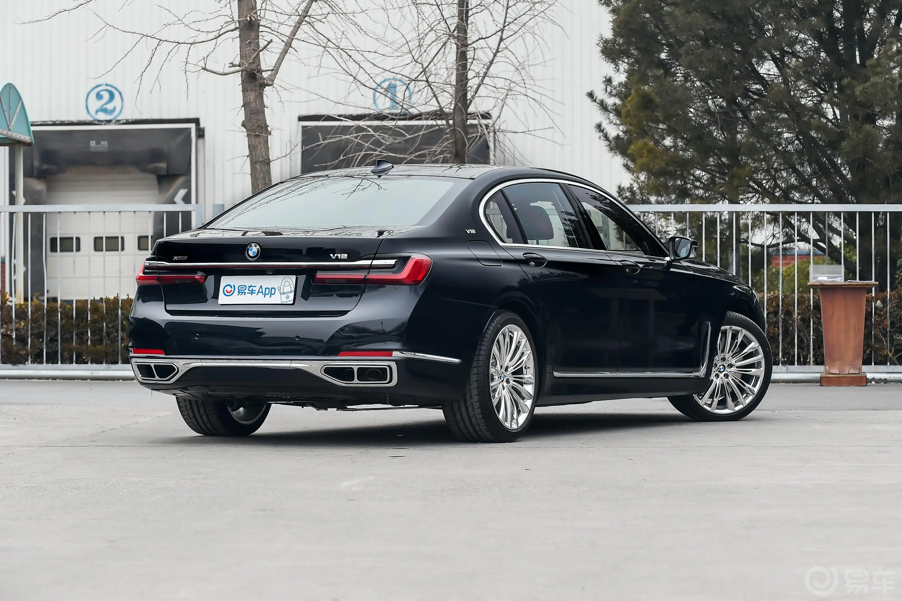 宝马7系M760Li xDrive V12 豪华套装侧后45度车头向右水平