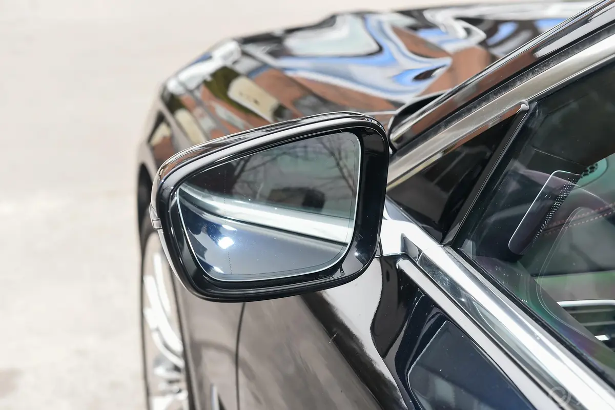 宝马7系M760Li xDrive V12 豪华套装后视镜镜面