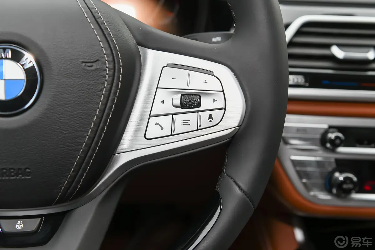 宝马7系M760Li xDrive V12 豪华套装右侧方向盘功能按键