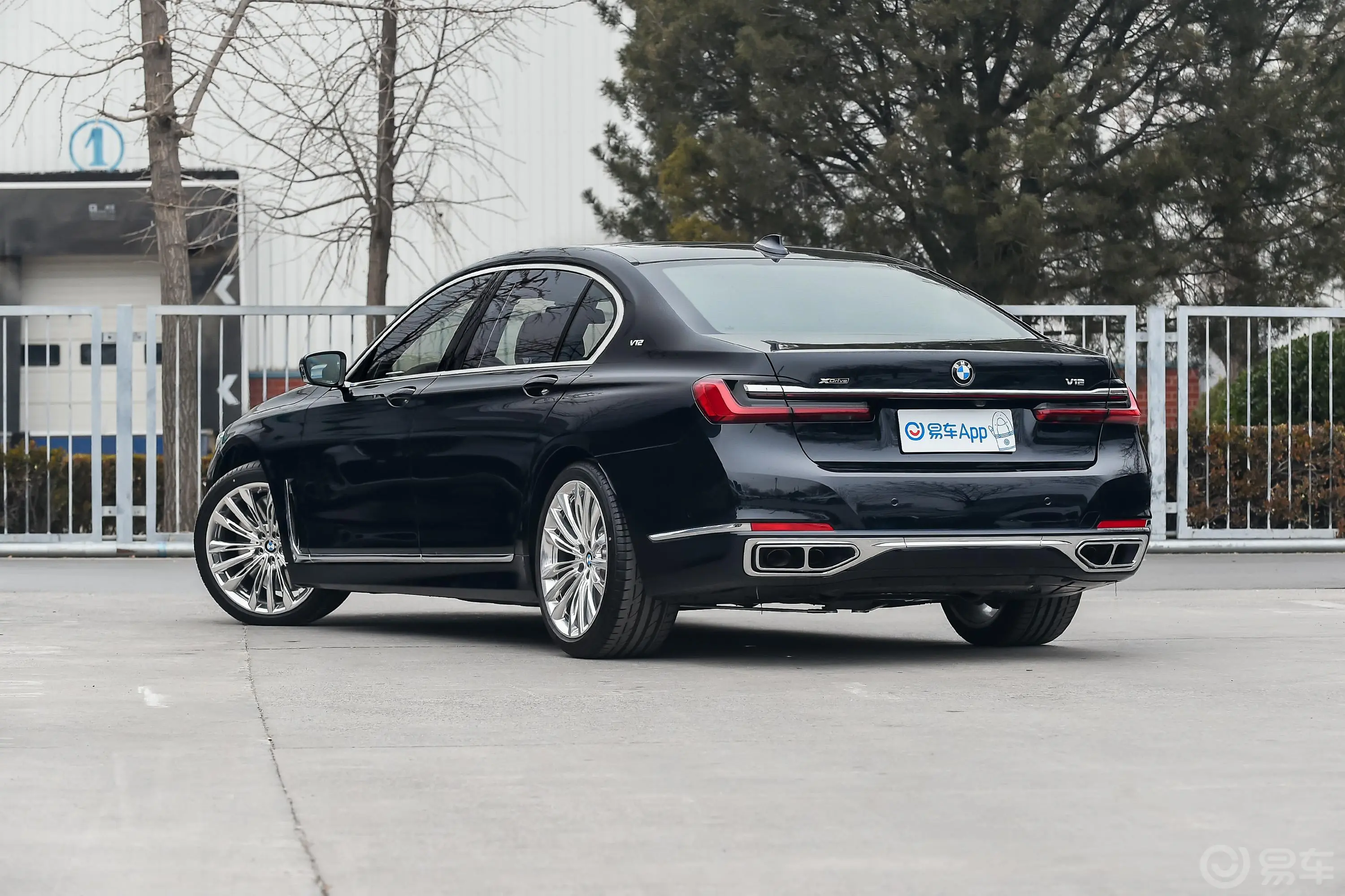 宝马7系M760Li xDrive V12 豪华套装侧后45度车头向左水平