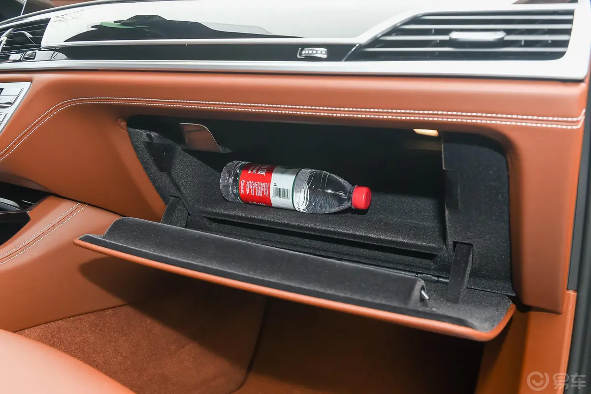 宝马7系M760Li xDrive V12 豪华套装手套箱空间水瓶横置