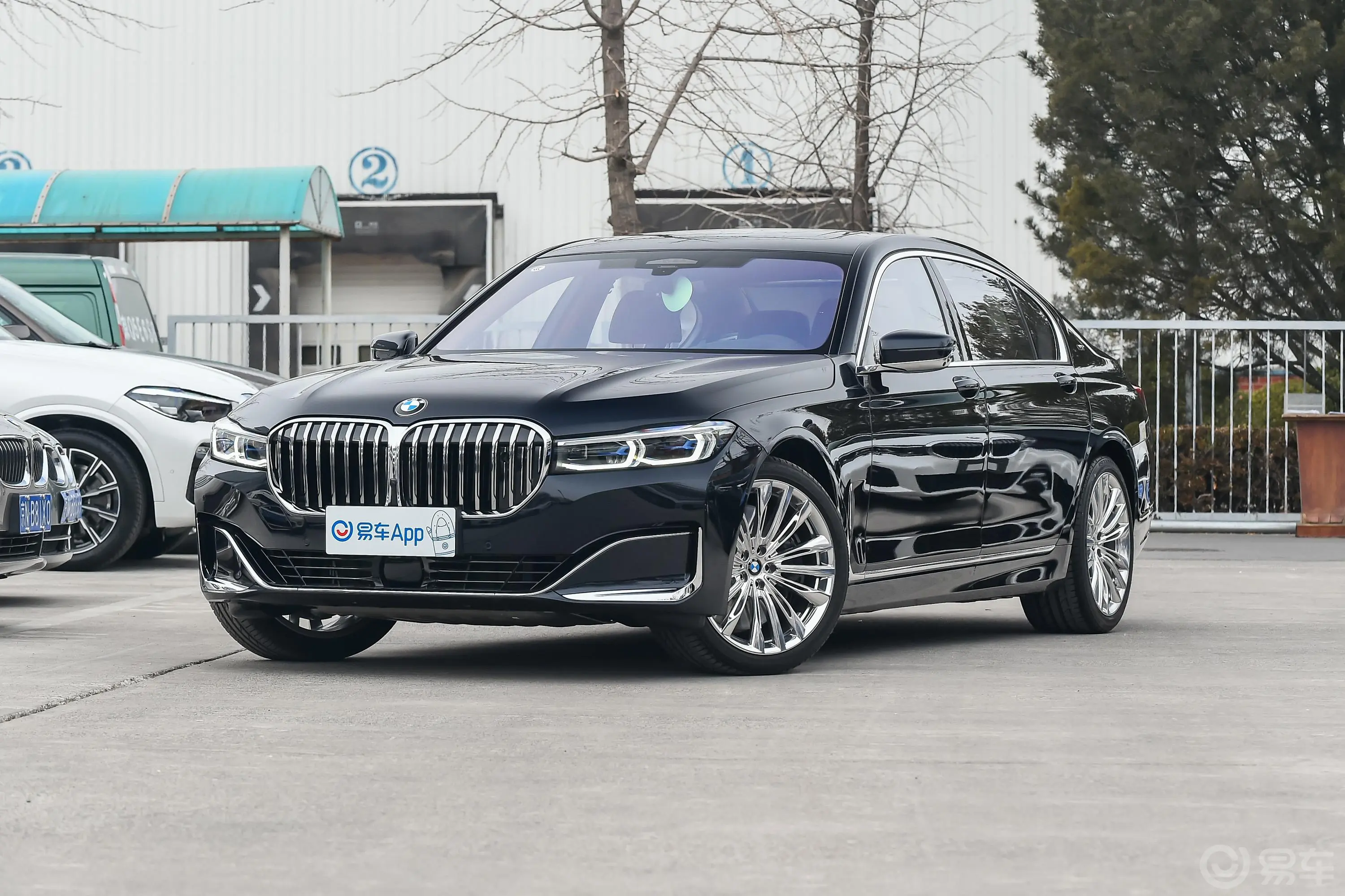 宝马7系M760Li xDrive V12 豪华套装侧前45度车头向左水平